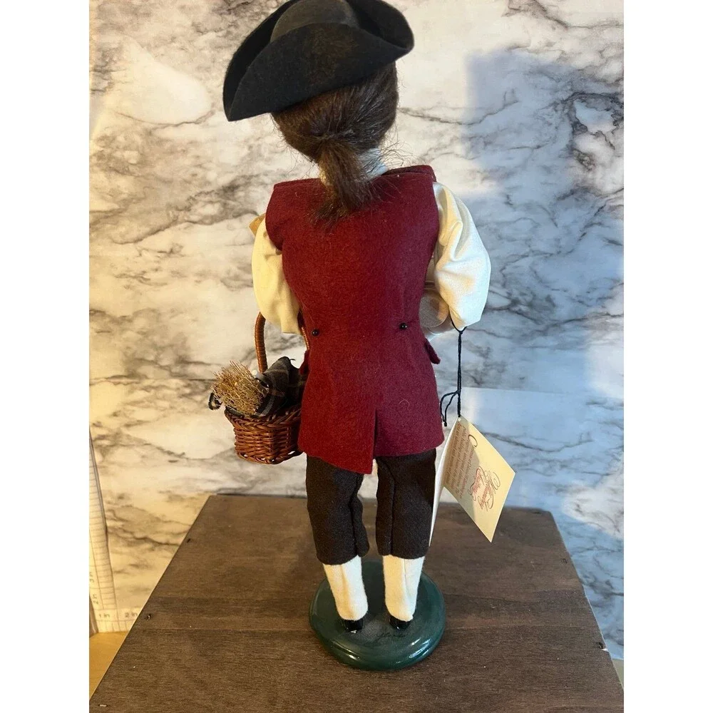 Byers Choice Caroler Williamsburg Man Shopper Mugs Basket Virginia Ham 2003